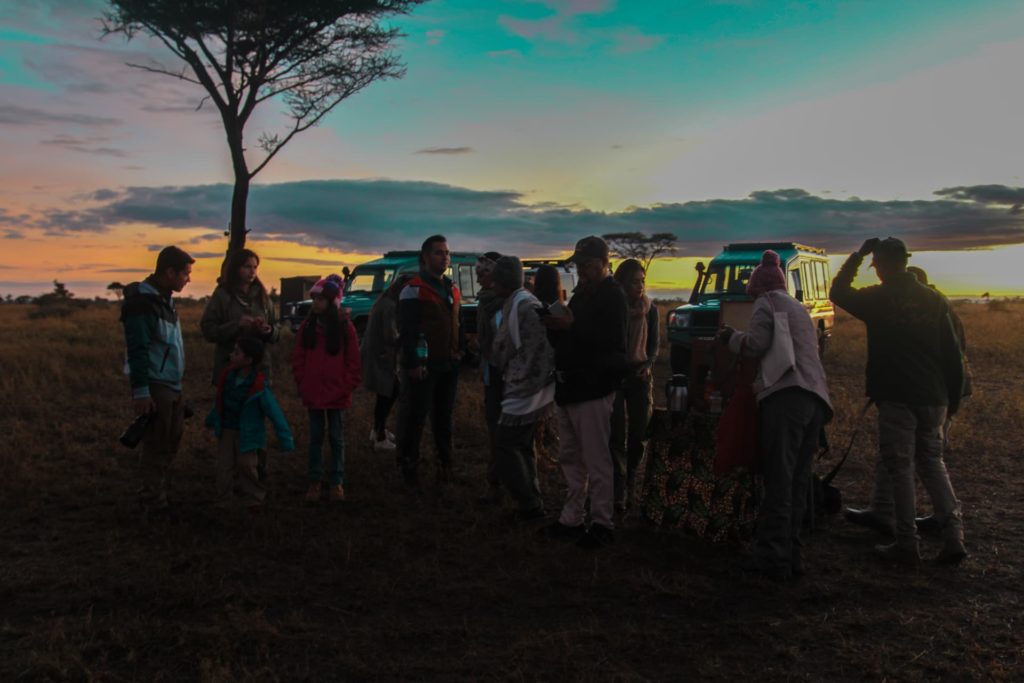 Eine Gruppe macht sich bereit für eine frühmorgendliche Heißluftballon-Safari in der Serengeti