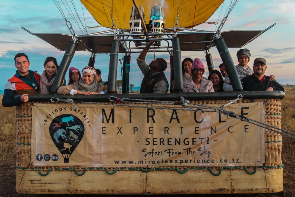 Experiencia milagrosa de safari en globo aerostático en el serengeti antes del despegue