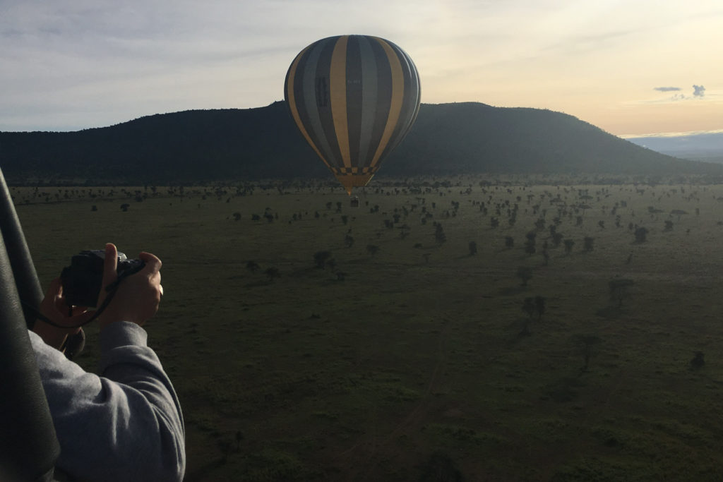 Wundererlebnis Heißluftballon am Himmel über der Serengeti