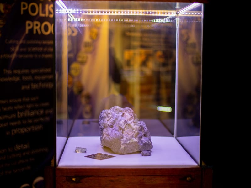 Piedra de tanzanita en el Museo de la tanzanita